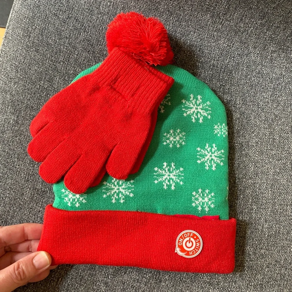 LED LIGHT UP HAT & MAGIC GLOVES SET #SQUADGOALS SIZE: S/M